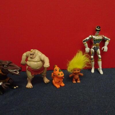 LOT 626 TOY FIGURINES AND ACTION FIGURES