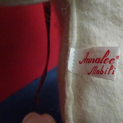 LOT 623. LARGE ANNA LEE FIGURINES