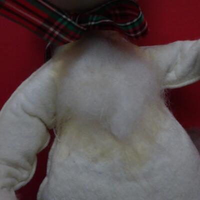 LOT 623. LARGE ANNA LEE FIGURINES