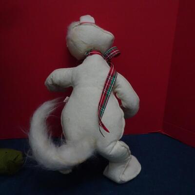 LOT 623. LARGE ANNA LEE FIGURINES