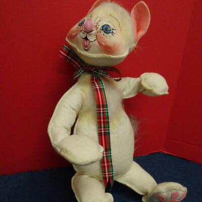 LOT 623. LARGE ANNA LEE FIGURINES