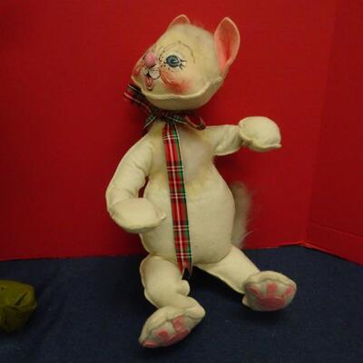 LOT 623. LARGE ANNA LEE FIGURINES