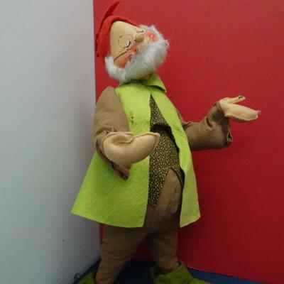 LOT 623. LARGE ANNA LEE FIGURINES