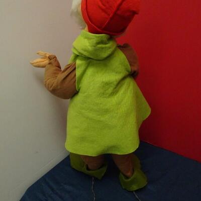 LOT 623. LARGE ANNA LEE FIGURINES