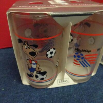 LOT 629.   1984 WORLD CUP  USA LIBBEY JUICE GLASSES AND JUICE CONTAINER