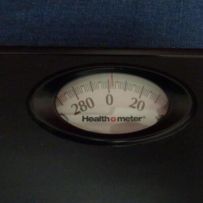 LOT 630. VINTAGE GE PORTABLE RADIO, SCALE AND VINTAGE PONCHO