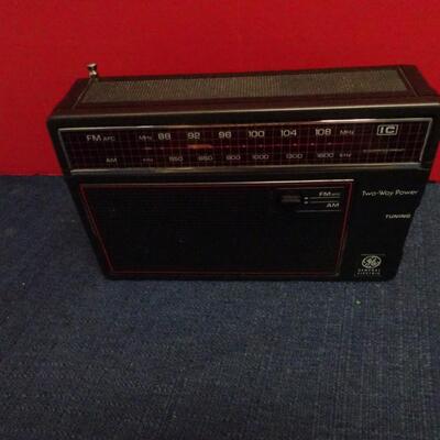 LOT 630. VINTAGE GE PORTABLE RADIO, SCALE AND VINTAGE PONCHO