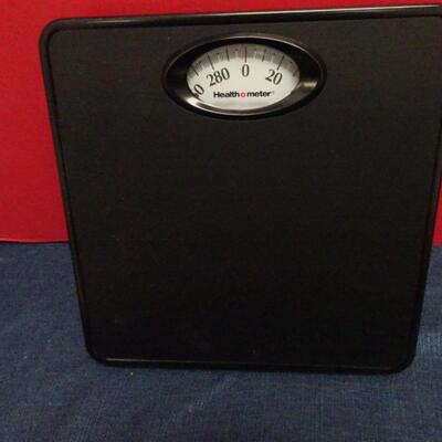 LOT 630. VINTAGE GE PORTABLE RADIO, SCALE AND VINTAGE PONCHO