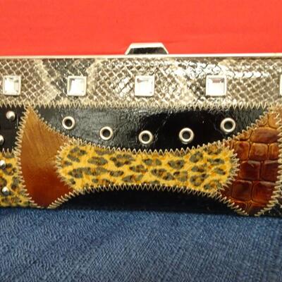 LOT 565. COLLECTION OF WALLETS