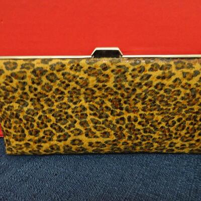 LOT 565. COLLECTION OF WALLETS