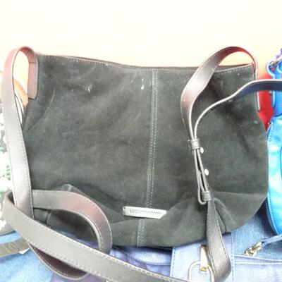 LOT 566. COLLECTION OF PURSES AND BAGS