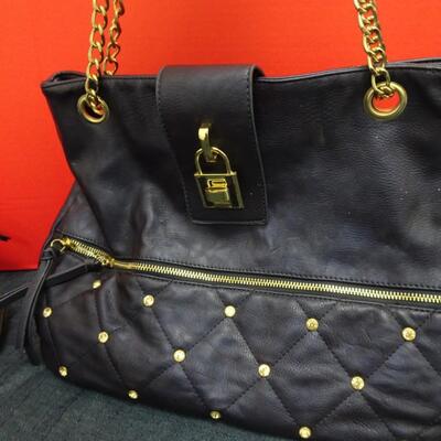 LOT 566. COLLECTION OF PURSES AND BAGS