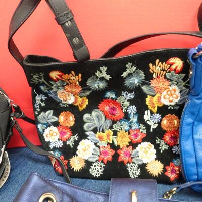 LOT 566. COLLECTION OF PURSES AND BAGS