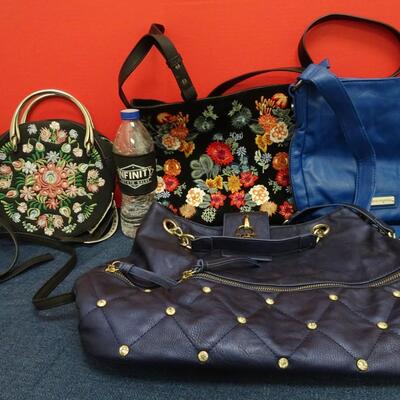 LOT 566. COLLECTION OF PURSES AND BAGS