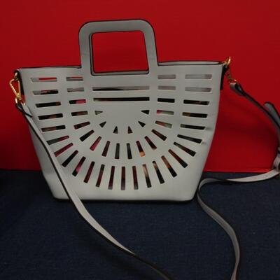 LOT 566. COLLECTION OF PURSES AND BAGS