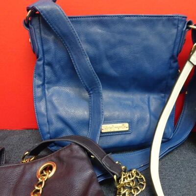 LOT 566. COLLECTION OF PURSES AND BAGS
