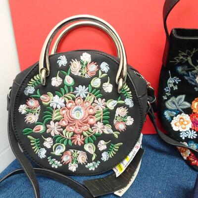 LOT 566. COLLECTION OF PURSES AND BAGS