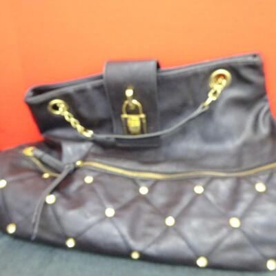 LOT 566. COLLECTION OF PURSES AND BAGS