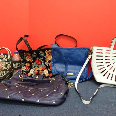 LOT 566. COLLECTION OF PURSES AND BAGS