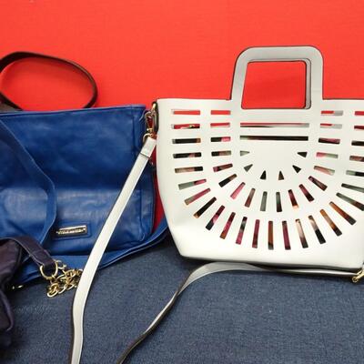 LOT 566. COLLECTION OF PURSES AND BAGS