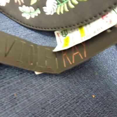 LOT 566. COLLECTION OF PURSES AND BAGS