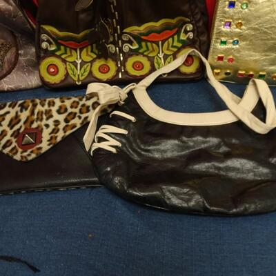 LOT 567  COLLECTION OF PURSES AND BAGS