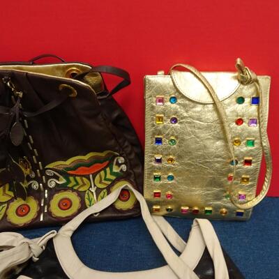 LOT 567  COLLECTION OF PURSES AND BAGS