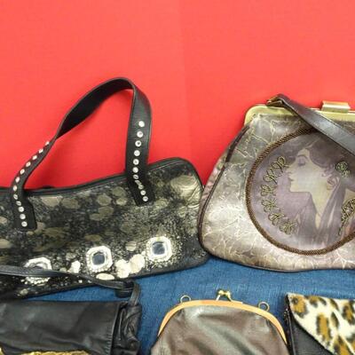LOT 567  COLLECTION OF PURSES AND BAGS