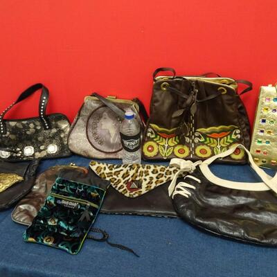 LOT 567  COLLECTION OF PURSES AND BAGS