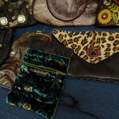 LOT 567  COLLECTION OF PURSES AND BAGS