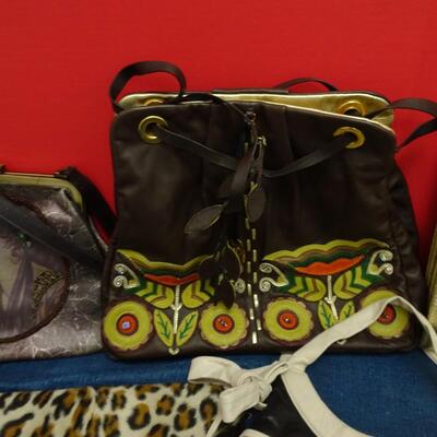 LOT 567  COLLECTION OF PURSES AND BAGS