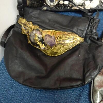 LOT 567  COLLECTION OF PURSES AND BAGS