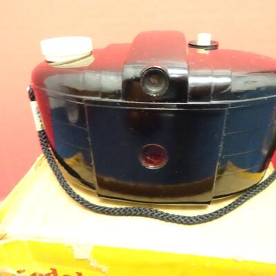 LOT 570. VINTAGE BROWNIE CAMERA, SEVEN UP GLASSES AND HAMMS TAP HANDLE