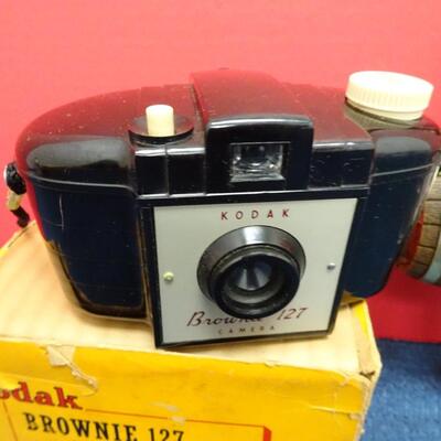 LOT 570. VINTAGE BROWNIE CAMERA, SEVEN UP GLASSES AND HAMMS TAP HANDLE