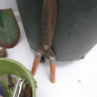 LOT 580. YARD TOOLS  AND RUBBERMAID WHEELED TRASH CAN