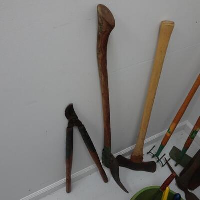 LOT 580. YARD TOOLS  AND RUBBERMAID WHEELED TRASH CAN