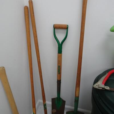 LOT 580. YARD TOOLS  AND RUBBERMAID WHEELED TRASH CAN