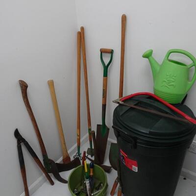LOT 580. YARD TOOLS  AND RUBBERMAID WHEELED TRASH CAN
