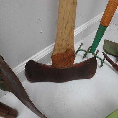 LOT 580. YARD TOOLS  AND RUBBERMAID WHEELED TRASH CAN