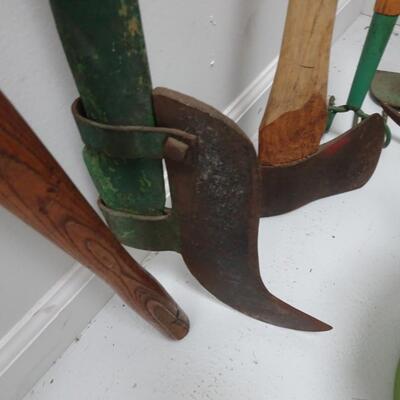 LOT 580. YARD TOOLS  AND RUBBERMAID WHEELED TRASH CAN