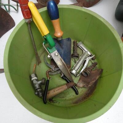 LOT 580. YARD TOOLS  AND RUBBERMAID WHEELED TRASH CAN