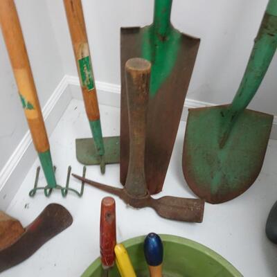 LOT 580. YARD TOOLS  AND RUBBERMAID WHEELED TRASH CAN