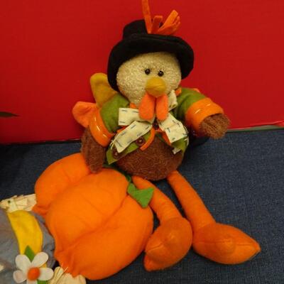 LOT 578. THANKSGIVING DECOR