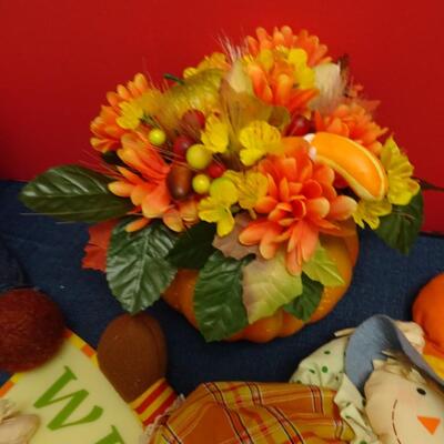 LOT 578. THANKSGIVING DECOR