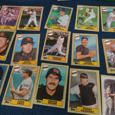 LOT 587 SMALL COLLECTION OF BASEBALLS AND CARDS AND WATCH