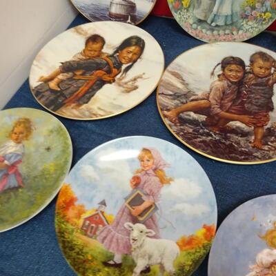 LOT 589. VINTAGE DECORATIVE COLLECTOR PLATES