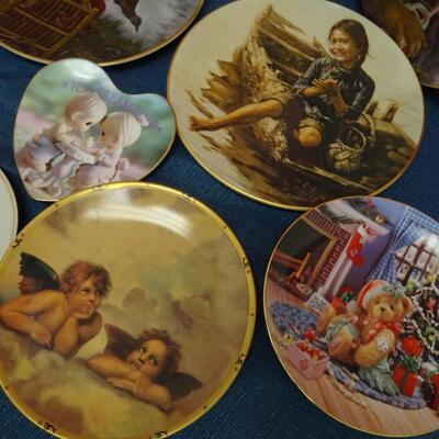 LOT 589. VINTAGE DECORATIVE COLLECTOR PLATES