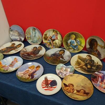 LOT 589. VINTAGE DECORATIVE COLLECTOR PLATES