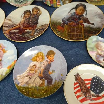 LOT 589. VINTAGE DECORATIVE COLLECTOR PLATES