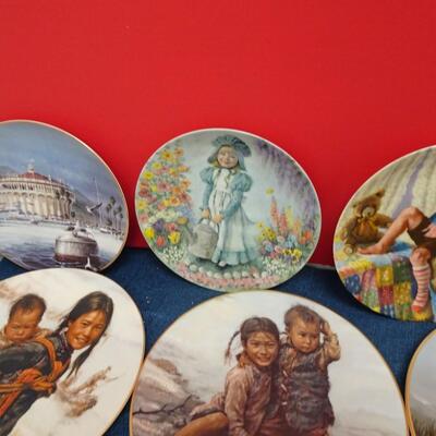LOT 589. VINTAGE DECORATIVE COLLECTOR PLATES